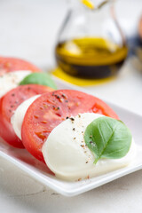新鮮なトマトとモッツァレラチーズのカプレーゼ
