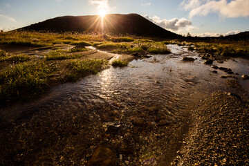 朝日と川の風景