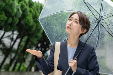 女性・雨・傘