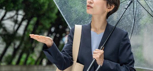 女性・雨・傘