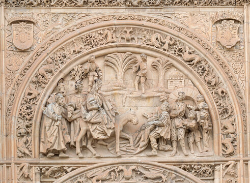 Primer plano del bajorrelieve en piedra del t&iacute;mpano en la portada de ramos de la catedral g&oacute;tica siglo XVI de Salamanca, Espa&ntilde;a