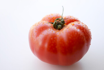 Tomate fraîche - gouttes d'eau sur le fruit