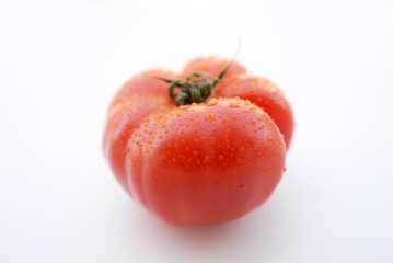 Tomate fraîche - gouttes d'eau sur le fruit