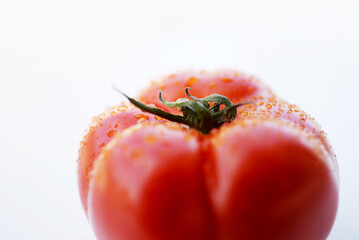 Tomate fraîche - gouttes d'eau sur le fruit