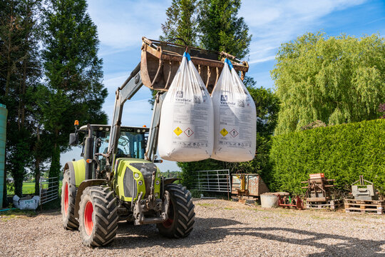 Engrais agricole Yara. Lev&eacute;e avec un tracteur