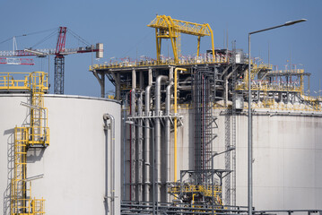 LNG TERMINAL - Warehouses and other gas storage infrastructure