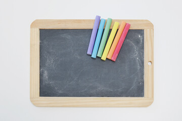Ardoise scolaire - Craies arc en ciel