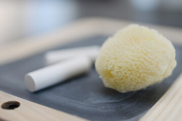 Ardoise scolaire - Craies et éponge