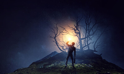 Obraz premium Silhouette of businessman in the darkness