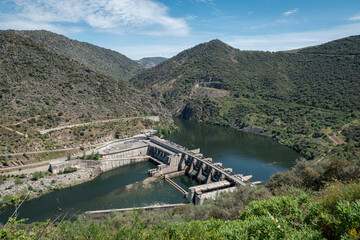 Entre montes e montanhas o rio Douro e ao fundo a barragem hidroelétrica da Valeira em Trás os...