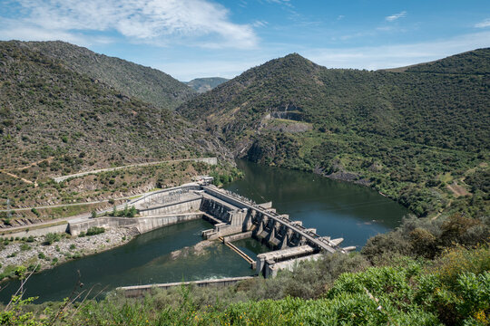 Entre montes e montanhas o rio Douro e ao fundo a barragem hidroel&eacute;trica da Valeira em Tr&aacute;s os Montes, Portugal