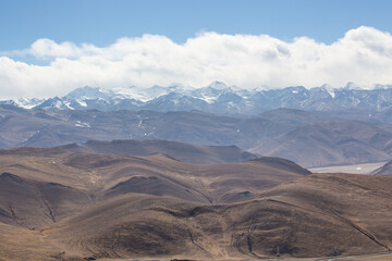 Fototapeta na wymiar Mount Everest amongst the mountain rage in Tibet