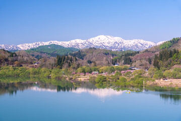白川湖と飯豊連峰