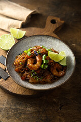 Wok noodles with shrimps and lime