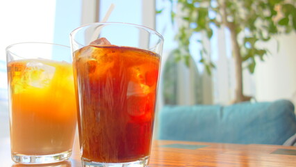 冷え冷えのアイスコーヒーとオレンジジュース