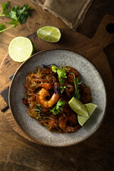 Wok noodles with shrimps and lime