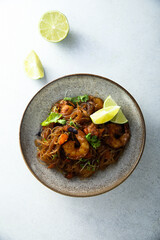 Wok noodles with shrimps and lime