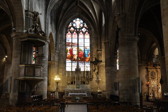 L'église Saint Pierre du Queyroix, église romane, intérieur de l'église, ville de Limoges, département de la Haute Vienne, France