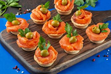 tartlets with cream cheese and smoked salmon