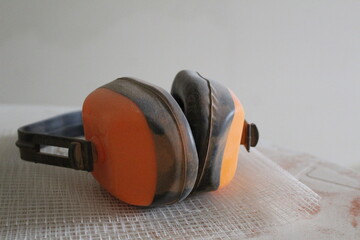 protective anti-noise headphones to preserve hearing 