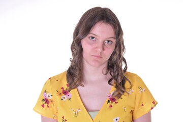 Regard fatal d'une jolie femme