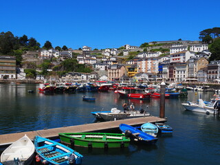 Fototapeta na wymiar Luarca, localidad asturiana con un pequeño pero bonito puerto marítimo. España.