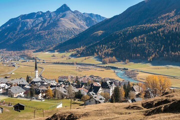 Zuoz, Grigioni. Svizzera. Panorama del borgo con il fiume Inn.
