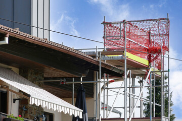 Gerüstbau Installation einer PV-Anlage