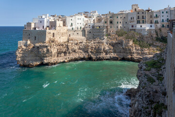 Fototapeta na wymiar Polignano a Mare. Bari. Il borgo sullo sperone roccioso sul mare. 