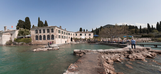 Punta San Vigilio. Garda, Verona. Resort con darsena