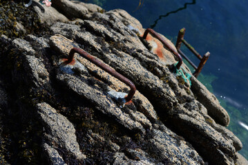 Ouessant - échelle en métal rouillé sur rochers