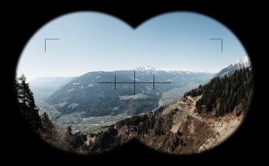 Blick auf Berge, Alpen durch Fernglas, Fernglas. Südtirol bei Meran, im Vinschgau