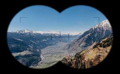 Blick auf Berge, Alpen durch Fernglas. Südtirol bei Meran, im Vinschgau