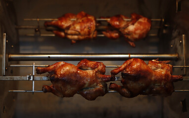 asador de pollos con pollos asándose