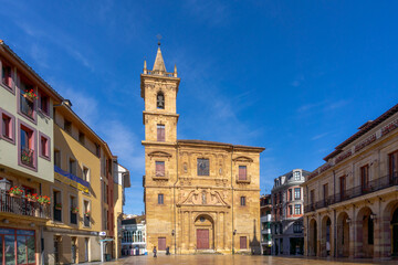 Fototapeta na wymiar view of the San Isidoro Church in the historic city center of Oviedo