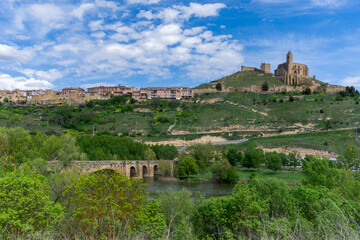 Fototapeta na wymiar view of San Vicente de la Sonsierra village and castle in La Rioja