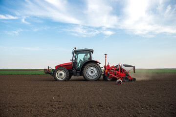Obraz premium Sowing crops at agricultural fields in spring
