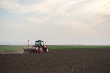 Obraz premium Sowing crops at agricultural fields in spring