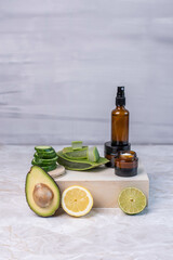 Braunglasflasche und Tiegel mit Creme, hausgemachte Gesichtspflege, natürlich, mit Gurke, Avocado, Aloe Vera, Limette und Zitrone, feuchtigkeitsspendende Gesichtspflege