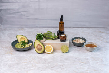 Zutaten für hausgemachte Gesichtsmaske mit Avocado, Zitrone, Limette,Gurke und Aloe Vera und...