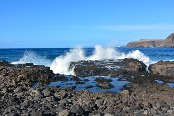 mare agitato gran canaria vicino a puerto de las nieves