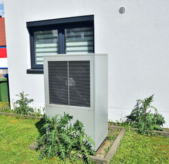 Luftwärmepumpe, Klimaanlage für Heizung und Warmwasser an einem neu gebauten verklinkerten Wohnhaus