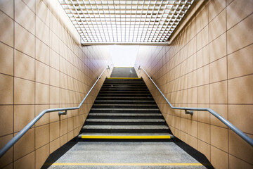 schody w przejściu podziemnym w dużym mieście - 504791724