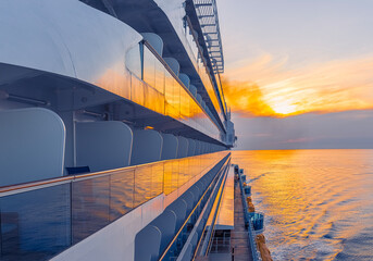 Navire de croisière en navigation avec les reflets du coucher de soleil.	