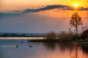 Obraz na płótnie Canvas Romantischer Sonnenuntergang am Ufer eine Sees
