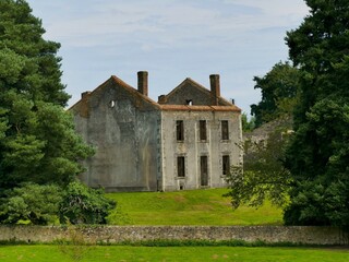 Fototapeta na wymiar Maisons en ruines du village martyr Oradour-sur-Glane 