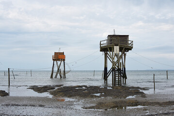 Fototapeta na wymiar Pêcheries sur plage de Vendée