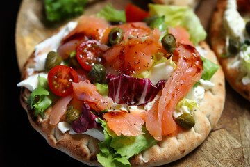 Salmon pita with vegetables and white cheese.