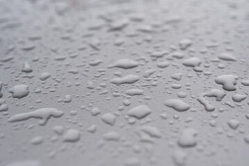 Gouttes de pluie sur métal