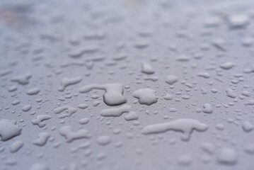 Gouttes de pluie sur métal